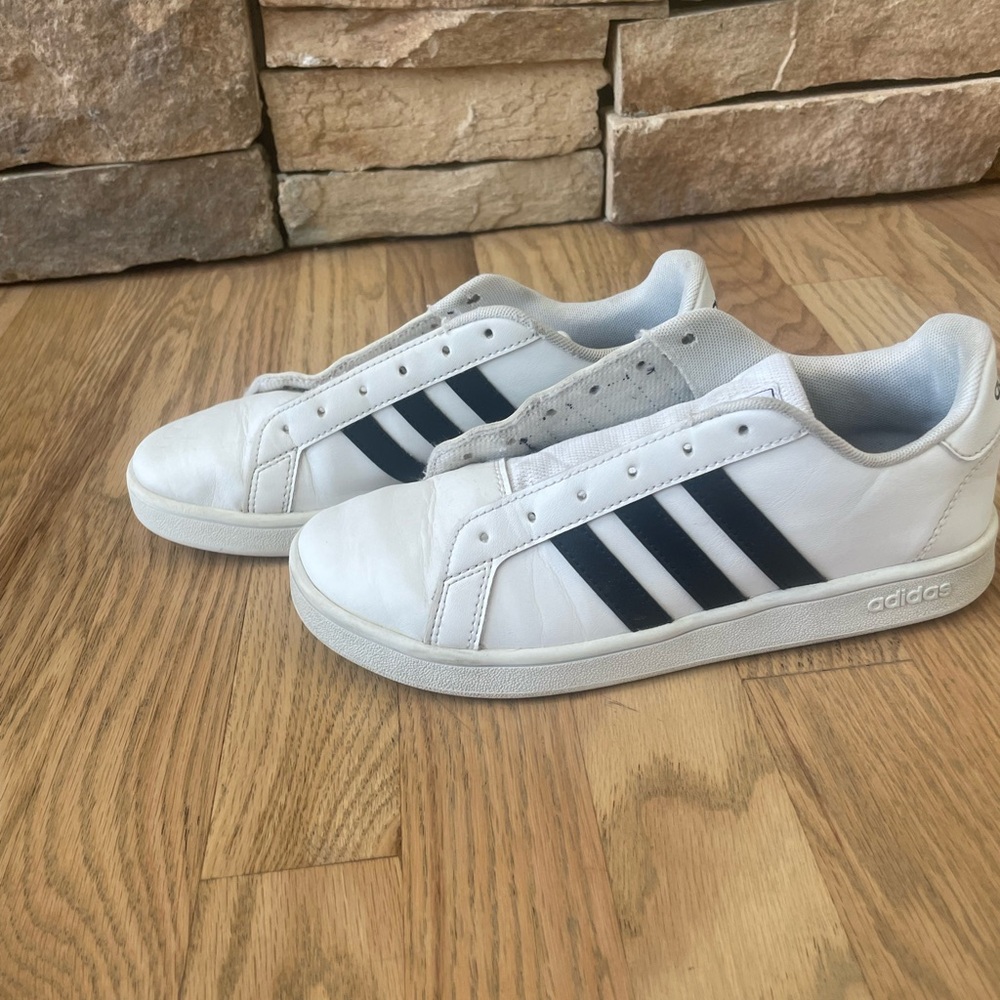 Adidas White and Black Sneakers HAS LACES (I just didn’t lace them)size 4
